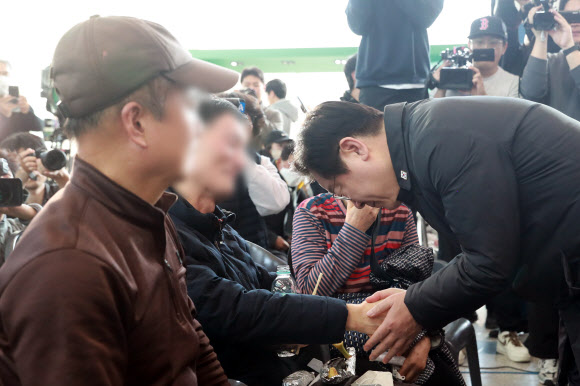 더불어민주당 이재명 대표가 30일 무안국제공항에서 제주항공 여객기 사고 탑승객 유가족들을 위로하고 있다. 2024.12.30  공동취재