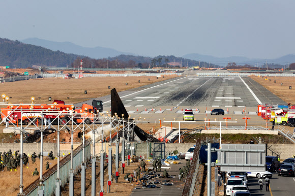 30일 전남 무안군 무안국제공항 활주로에 전날 동체 착륙을 시도하다 충돌 후 폭발한 제주항공 여객기의 흔적과 잔해가 남아 있다.  2024.12.30  연합뉴스