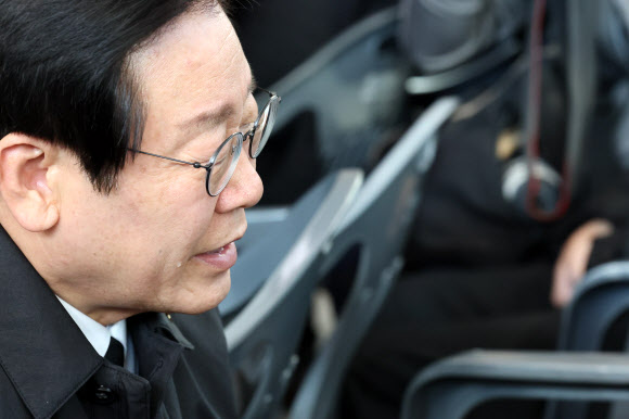 이재명 더불어민주당 대표가 30일 제주항공 여객기 참사가 일어난 전남 무안국제공항을 찾아 유가족을 위로하고 있다. 2024.12.30 공동취재