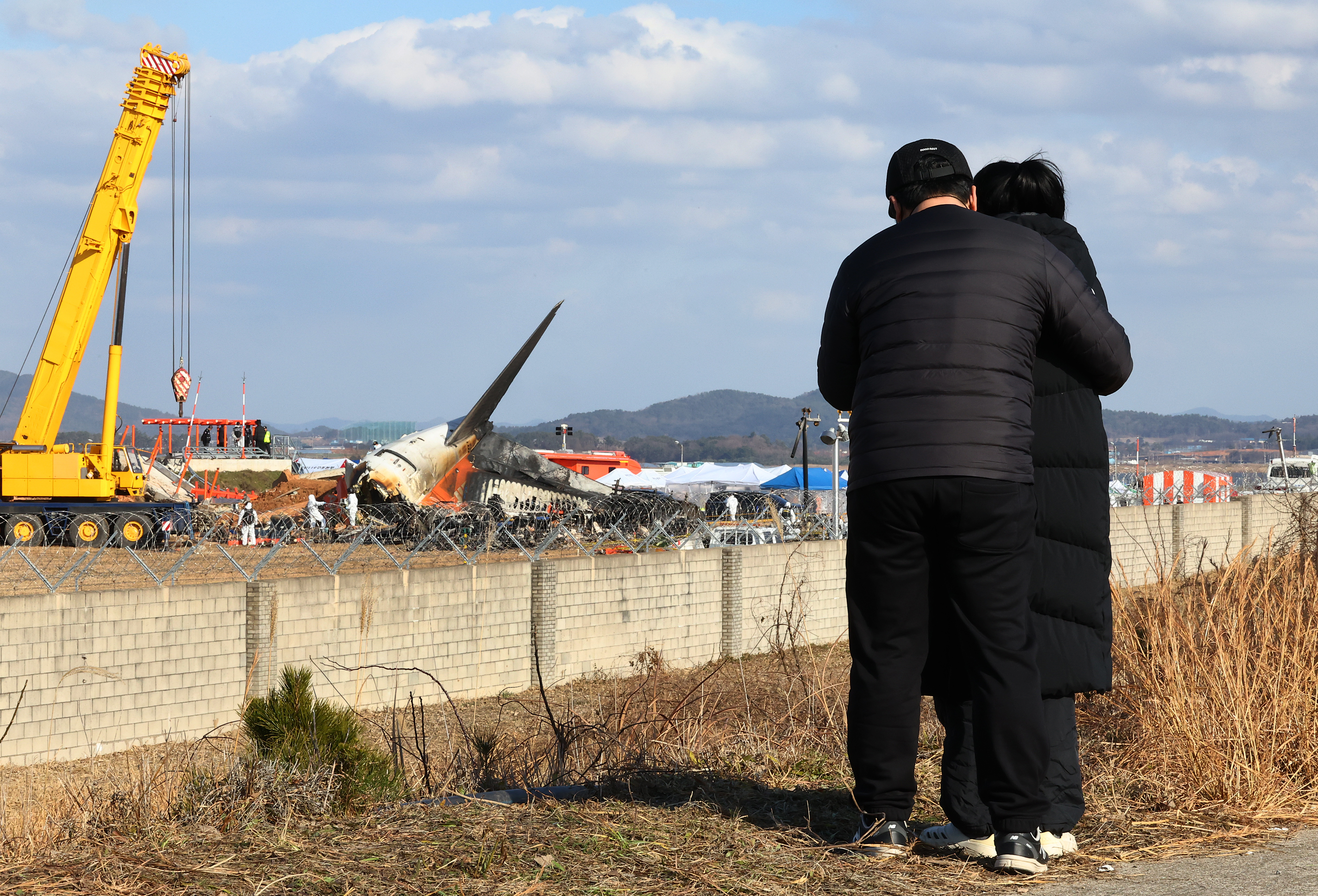 무안 제주항공 여객기 사고현장 찾은 유족들