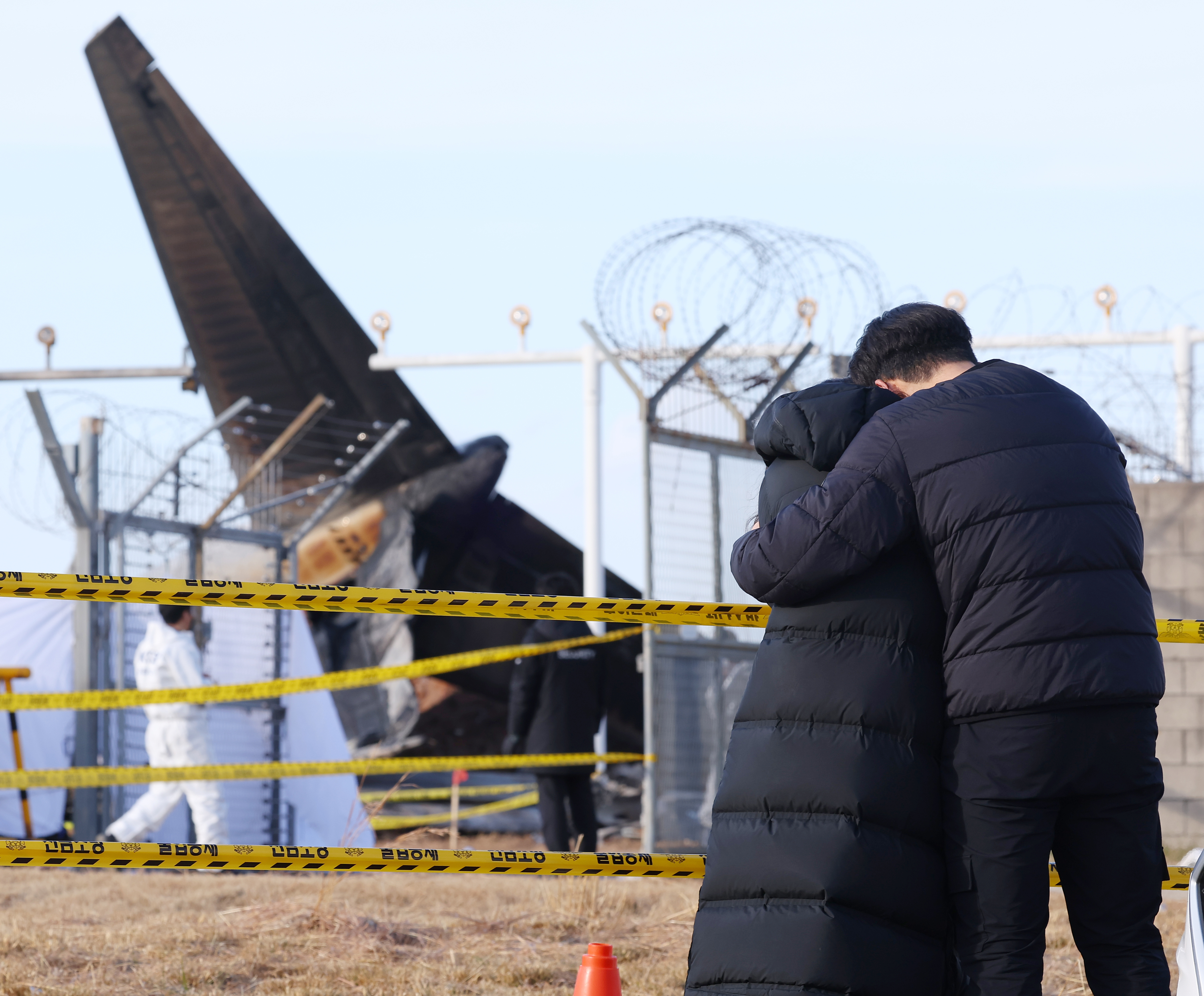 30일 오후 전남 무안군 무안국제공항 제주항공 여객기 참사 현장에서 유가족이 사고 여객기를 바라보며 오열하고 있다. 2024.12.30 연합뉴스