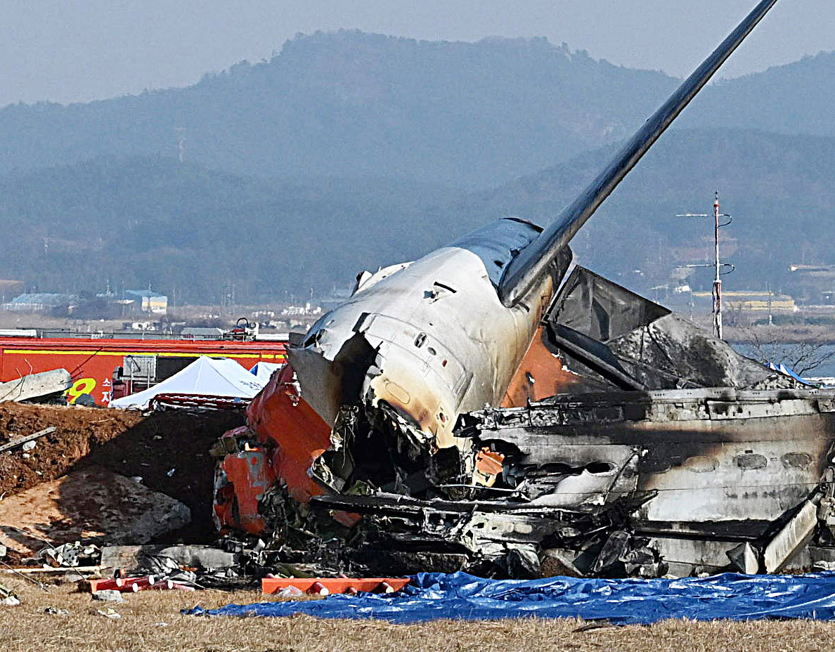 전남 무안국제공항에서 착륙 중이던 항공기가 활주로를 이탈해 울타리 외벽을 충돌한 9일 오후 사고 항공기의 모습. 2024.12.29 무안 도준석 전문기자