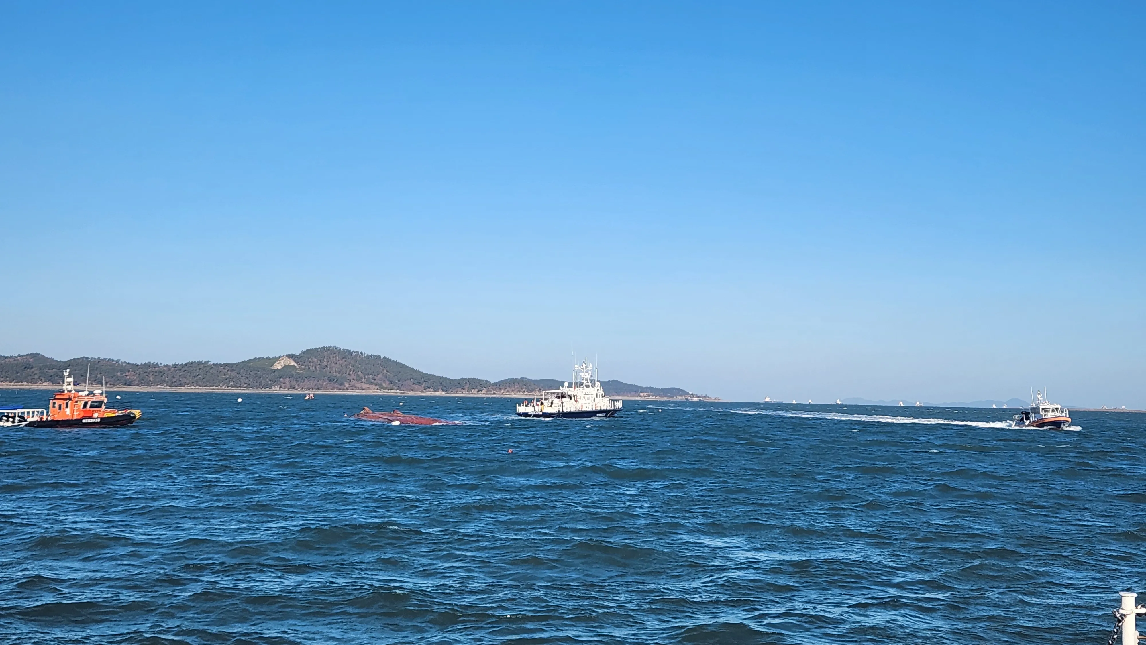 해경이 관계기관 등과 실종자를 찾기 위한 수색작업을 진행 중이다. 태안해경 제공