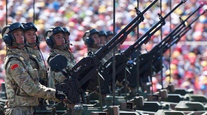 중국 인민해방군이 96B 전차로 행렬하는 모습. AFP 연합뉴스