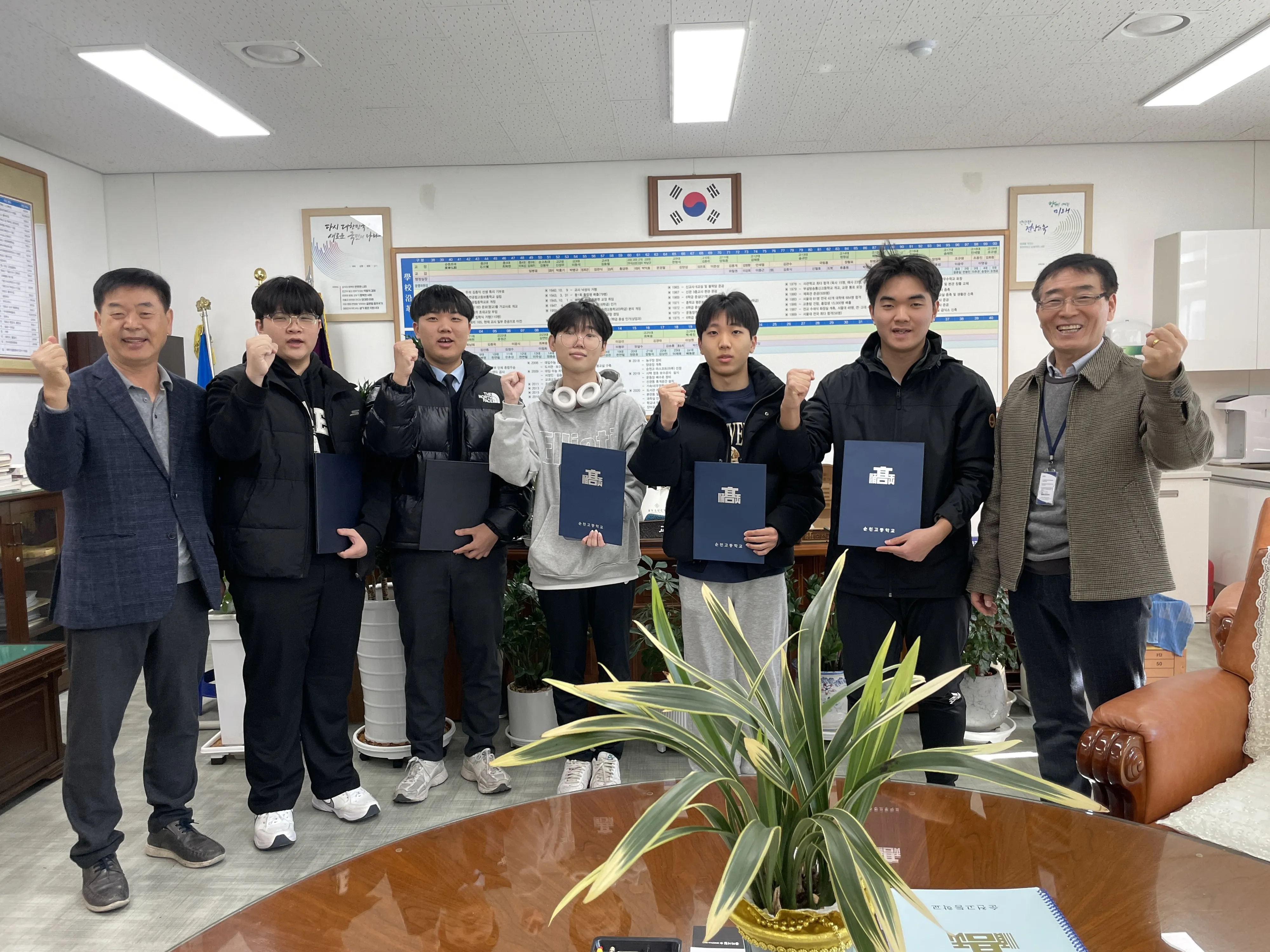 김용재 순천중·고 총동창회 장학회 이사장과 이문재 순천고 교장, 장학금을 받은 학생들이 화이팅을 외치고 있다.