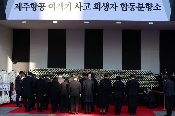 최상목 대통령 권한대행 부총리 겸 기획재정부 장관이 31일 오전 서울시청 본관 앞에 마련된 제주항공 여객기 희생자 합동분향소를 찾아 헌화한 뒤 묵념하고 있다. 2024.12.31 연합뉴스