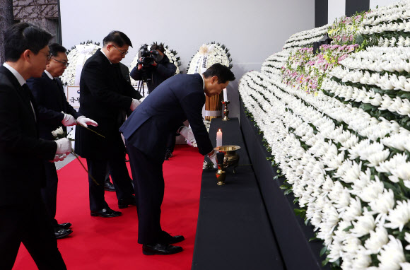 오세훈 서울시장이 31일 오전 서울시청 본관 앞에 마련된 제주항공 여객기 희생자 합동분향소에서 헌화하고 있다. 2024.12.31 연합뉴스