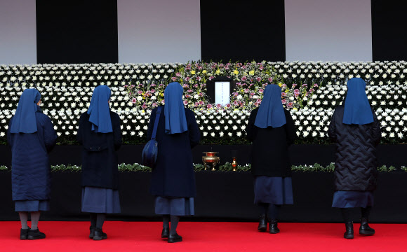 31일 오전 서울시청 본관 앞에 마련된 제주항공 여객기 희생자 합동분향소를 찾은 수녀님들이 헌화하고 있다. 2024.12.31 연합뉴스