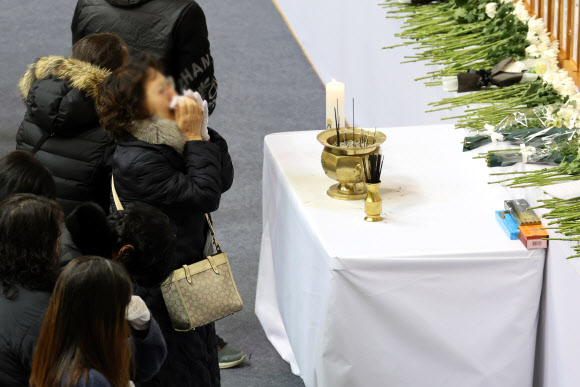 31일 오전 전남 무안군 무안스포츠파크에 마련된 제주항공 여객기 사고 합동분향소를 찾은 한 시민이 희생자를 애도하고 있다. 2024.12.31 연합뉴스