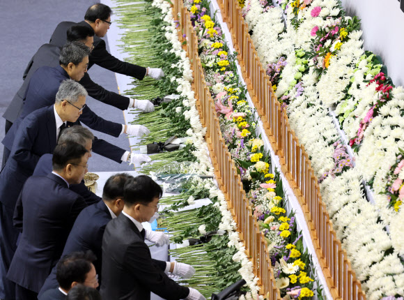 31일 오전 전남 무안군 무안스포츠파크에 마련된 제주항공 여객기 사고 합동분향소를 찾은 시민들이 헌화하고 있다. 2024.12.31 연합뉴스