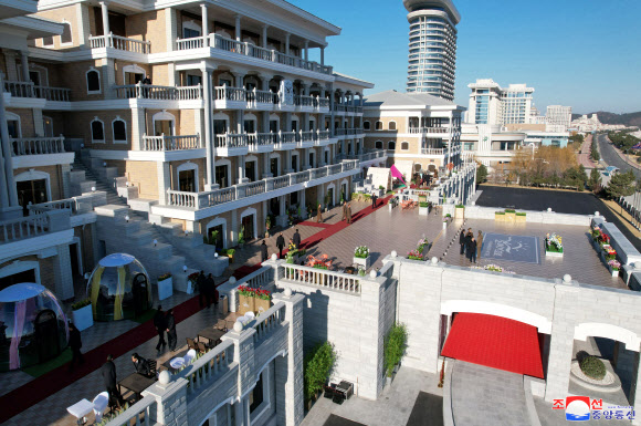 김정은 북한 국무위원장이 지난 29일 완공된 갈마해안관광지구(원산시)의 준공한 여러 호텔들과 부대시설들을 돌아보았다고 조선중앙통신이 31일 보도했다. 이날 시찰에는 북한의 새총리로 임명된 박태성과 딸 주애 등이 동행했다. 통신은 갈마 해안관광지구가 내년 6월부터 운영한다고 보도했다.  2024.12.31. 평양 조선중앙통신 연합뉴스