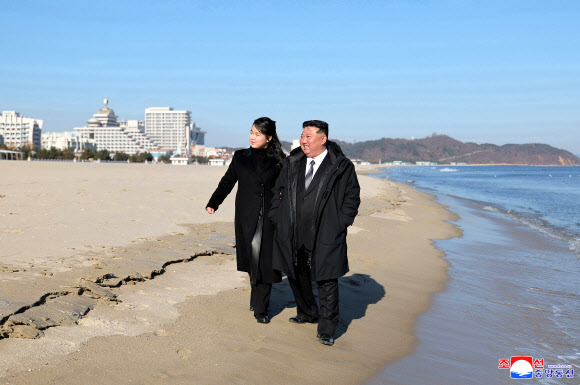 김정은 북한 국무위원장이 지난 29일 완공된 갈마해안관광지구(원산시)의 준공한 여러 호텔들과 부대시설들을 돌아보았다고 조선중앙통신이 31일 보도했다. 이날 시찰에는 북한의 새총리로 임명된 박태성과 딸 주애 등이 동행했다. 통신은 갈마 해안관광지구가 내년 6월부터 운영한다고 보도했다.  2024.12.31. 평양 조선중앙통신 연합뉴스