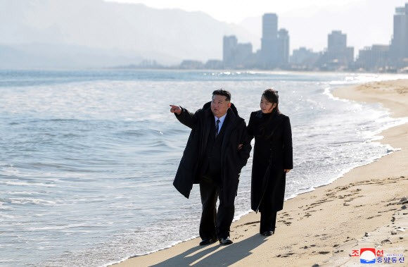 김정은 북한 국무위원장이 지난 29일 완공된 갈마해안관광지구(원산시)의 준공한 여러 호텔들과 부대시설들을 돌아보았다고 조선중앙통신이 31일 보도했다. 이날 시찰에는 북한의 새총리로 임명된 박태성과 딸 주애 등이 동행했다. 통신은 갈마 해안관광지구가 내년 6월부터 운영한다고 보도했다.  2024.12.31. 평양 조선중앙통신 연합뉴스