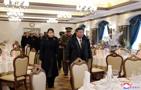 김정은 북한 국무위원장이 지난 29일 완공된 갈마해안관광지구(원산시)의 준공한 여러 호텔들과 부대시설들을 돌아보았다고 조선중앙통신이 31일 보도했다. 이날 시찰에는 북한의 새총리로 임명된 박태성과 딸 주애 등이 동행했다. 통신은 갈마 해안관광지구가 내년 6월부터 운영한다고 보도했다.  2024.12.31. 평양 조선중앙통신 연합뉴스