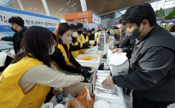 31일 전남 무안군 무안국제공항에서 봉사자들이 유가족을 위한 음식을 준비하고 있다. 2024.12.31. 연합뉴스