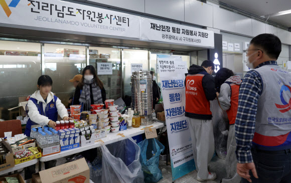 31일 전남 무안군 무안국제공항에서 봉사자들이 유가족을 위한 간식을 준비하고 있다. 2024.12.31. 연합뉴스