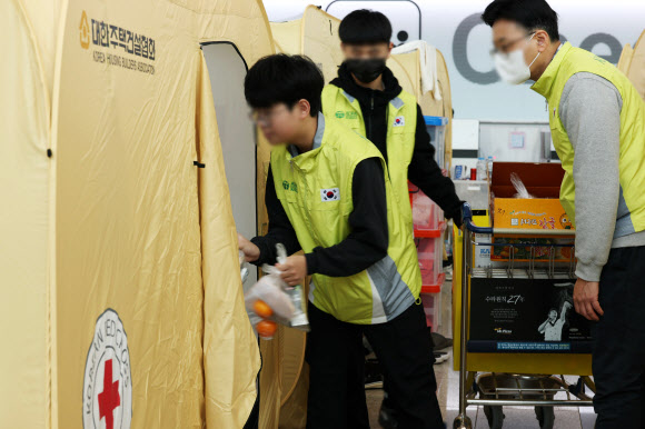 31일 전남 무안군 무안국제공항에서 자원봉사자들이 유가족에게 구호 물품을 나눠주고 있다. 2024.12.31. 연합뉴스