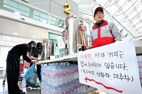 31일 전남 무안군 무안국제공항에서 자원봉사자들이 유가족에게 구호 물품을 나눠주고 있다. 2024.12.31. 연합뉴스