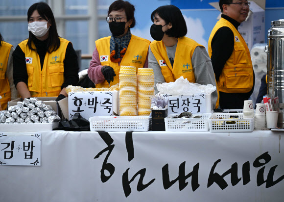 31일 전남 무안군 무안국제공항에서 자원봉사자들이 유가족에게 음식을 나눠주고 있다. 2024.12.31. 연합뉴스