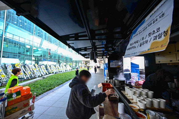 31일 전남 무안군 무안국제공항에서 자원봉사자가 유가족을 위한 커피차를 운영하고 있다. 2024.12.31. 연합뉴스