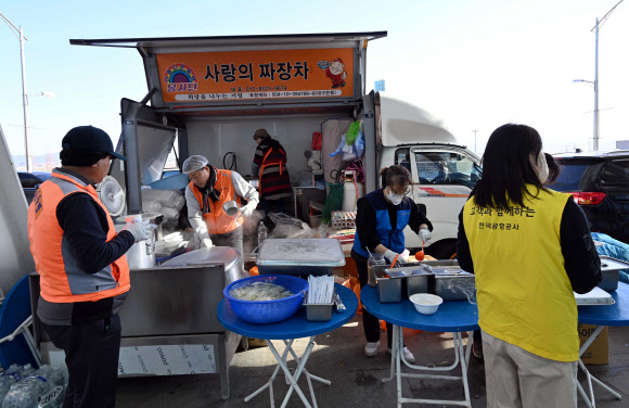 31일 전남 무안군 무안국제공항에서 자원봉사자들이 제주항공 여객기 참사 유가족들을 위한 배식봉사를 하고 있다. 2024.12.31. 연합뉴스