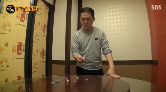 2021년 10월 SBS ‘생활의 달인’에 공기놀이의 달인으로 출연한 박종남씨. 유튜브 채널 ‘SBS 스토리’ 캡처