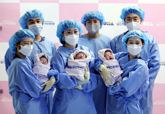 2025년 을사년(乙巳年) 새해 첫날인 1일 오전 경기도 고양시 일산차병원에서 강우석 씨와 부인 구슬기 씨 사이에서 태어난 남아 딩굴이(이하 태명?오른쪽부터), 이효영 씨와 부인 구라겸 씨 사이에서 태어난 남아 꼬물이, 박준수 씨와 부인 이승현 씨 사이에서 태어난 남아 니케가 간호사 품에 안겨 있다. 2025.1.1. 연합뉴스