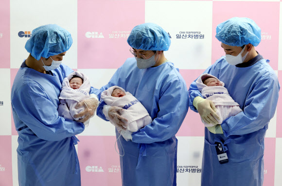 2025년 을사년(乙巳年) 새해 첫날인 1일 오전 경기도 고양시 일산차병원에서 강우석 씨와 부인 구슬기 씨 사이에서 태어난 남아 딩굴이(이하 태명·오른쪽부터), 이효영 씨와 부인 구라겸 씨 사이에서 태어난 남아 꼬물이, 박준수 씨와 부인 이승현 씨 사이에서 태어난 남아 니케가 아빠 품에 안겨 있다. 2025.1.1. 연합뉴스