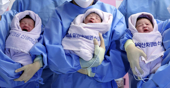 2025년 을사년(乙巳年) 새해 첫날인 1일 오전 경기도 고양시 일산차병원에서 강우석 씨와 부인 구슬기 씨 사이에서 태어난 남아 딩굴이(이하 태명·오른쪽부터), 이효영 씨와 부인 구라겸 씨 사이에서 태어난 남아 꼬물이, 박준수 씨와 부인 이승현 씨 사이에서 태어난 남아 니케가 간호사 품에 안겨 있다. 2025.1.1. 연합뉴스