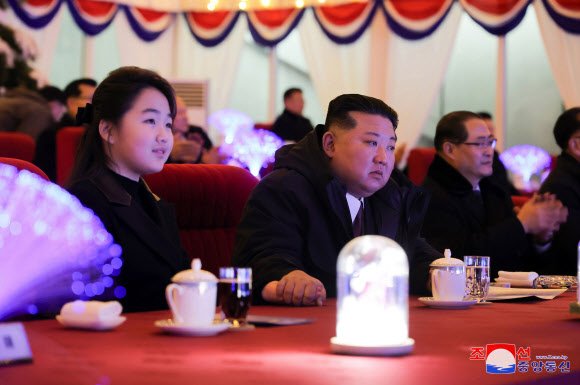 김정은 북한 국무위원장이 참석한 가운데 신년 경축공연이 평양 5월1일경기장에서 진행되었다고 조선중앙통신이 1일 보도했다. 2025.1.1. 평양 조선중앙통신 연합뉴스