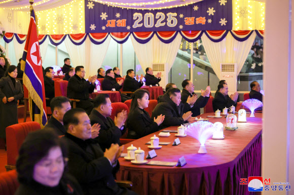 김정은 북한 국무위원장이 참석한 가운데 신년 경축공연이 평양 5월1일경기장에서 진행되었다고 조선중앙통신이 1일 보도했다. 2025.1.1. 평양 조선중앙통신 연합뉴스