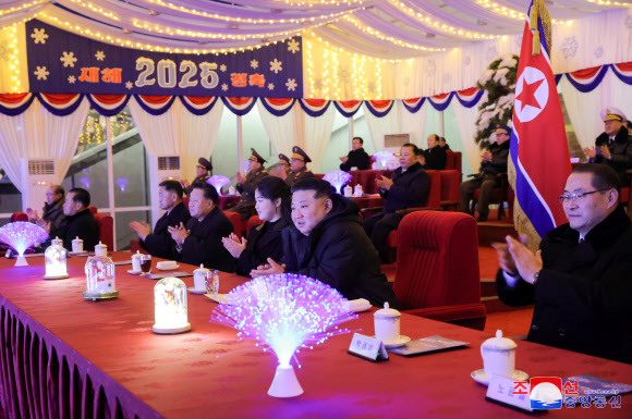 김정은 북한 국무위원장이 참석한 가운데 신년 경축공연이 평양 5월1일경기장에서 진행되었다고 조선중앙통신이 1일 보도했다. 2025.1.1. 평양 조선중앙통신 연합뉴스