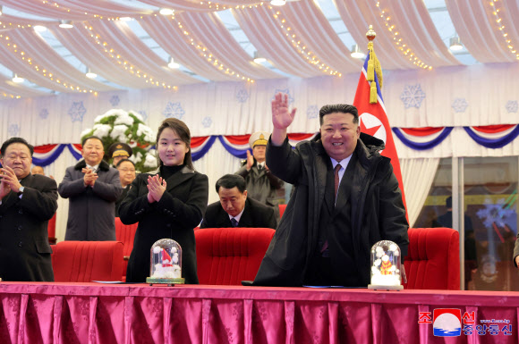 김정은 북한 국무위원장이 참석한 가운데 신년 경축공연이 평양 5월1일경기장에서 진행되었다고 조선중앙통신이 1일 보도했다. 2025.1.1. 평양 조선중앙통신 연합뉴스 