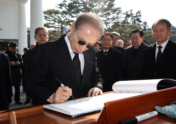이명박 전 대통령이 새해인 1일 오전 서울 동작구 국립서울현충원을 찾아 현충탑에 참배한 뒤 방명록을 작성하고 있다. 2025.1.1. 연합뉴스