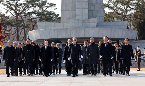이명박 전 대통령이 새해인 1일 오전 서울 동작구 국립서울현충원을 찾아 현충탑에 참배를 마친 뒤 이동하고 있다. 2025.1.1. 연합뉴스
