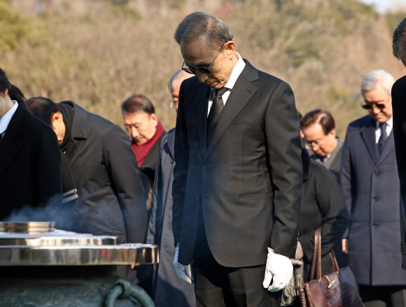 이명박 전 대통령이 새해 첫날인 1일 오전 서울 동작구 국립서울현충원을 찾아 현충탑에 참배하고 있다. 2025.1.1. 연합뉴스