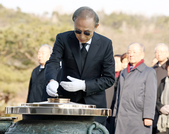 이명박 전 대통령이 새해 첫날인 1일 오전 서울 동작구 국립서울현충원을 찾아 현충탑에 참배하고 있다. 2025.1.1. 연합뉴스