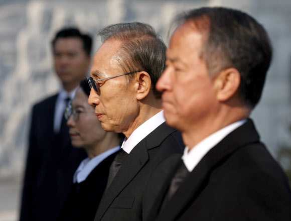 이명박 전 대통령이 새해 첫날인 1일 오전 서울 동작구 국립서울현충원을 찾아 현충탑에 참배하고 있다. 2025.1.1. 연합뉴스