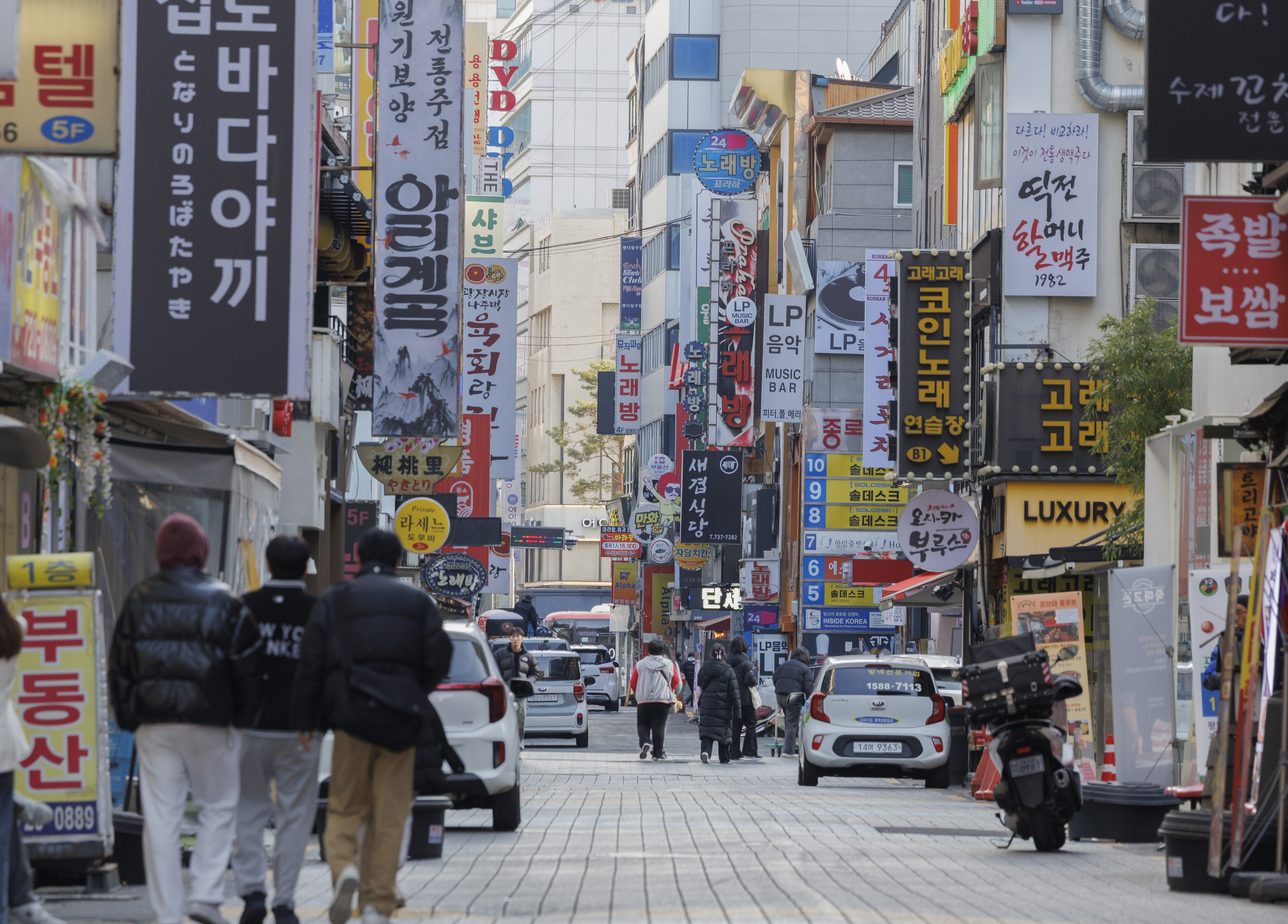 지난달 16일 오후 서울 종로의 음식점 밀집 거리가 한산한 모습이다. 연합뉴스