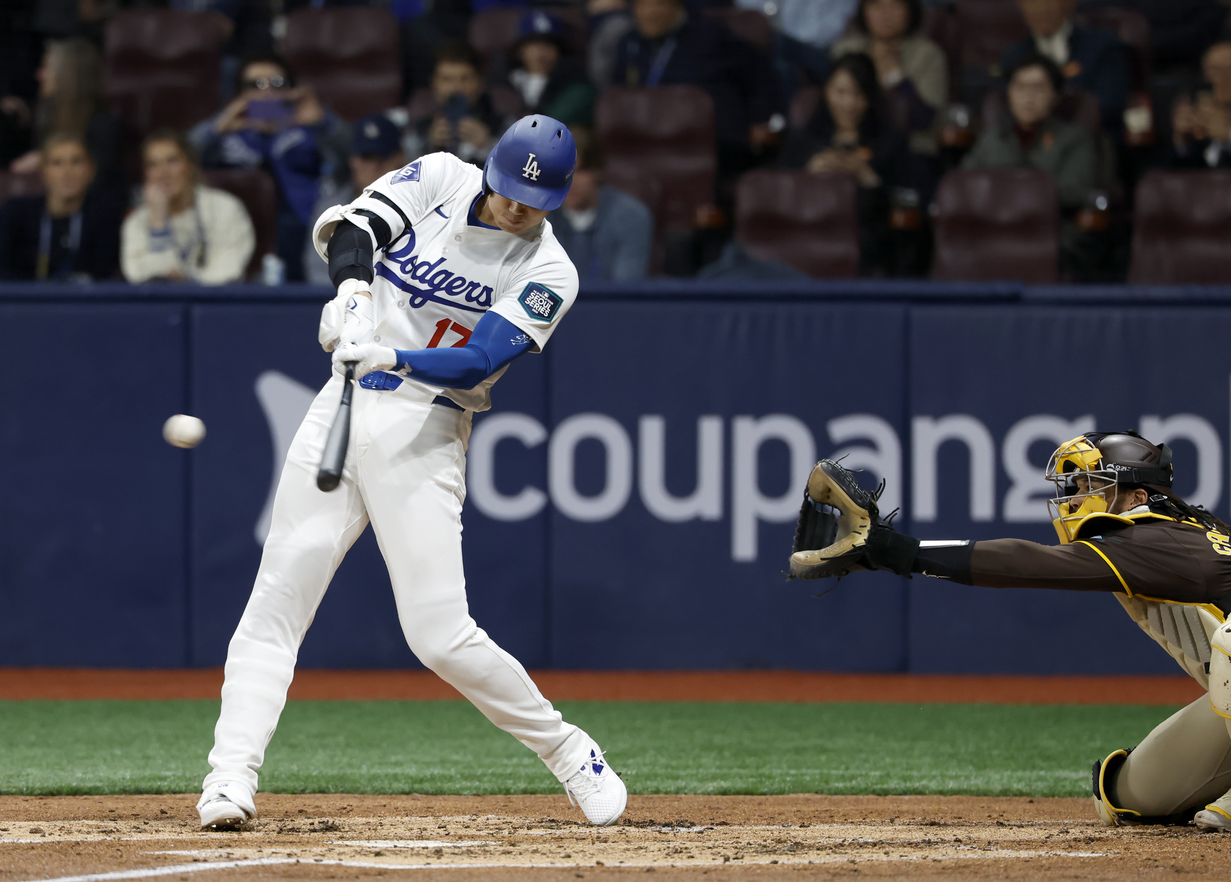 지난해 3월 21일 서울 구로구 고척스카이돔에서 열린 2024 미국 메이저리그(MLB) 월드투어 서울시리즈 공식 개막전 샌디에이고 파드리스와 LA 다저스의 2차전 경기에서 오타니 쇼헤이가 1사 후 우중간 안타를 때려내는 모습. 연합뉴스