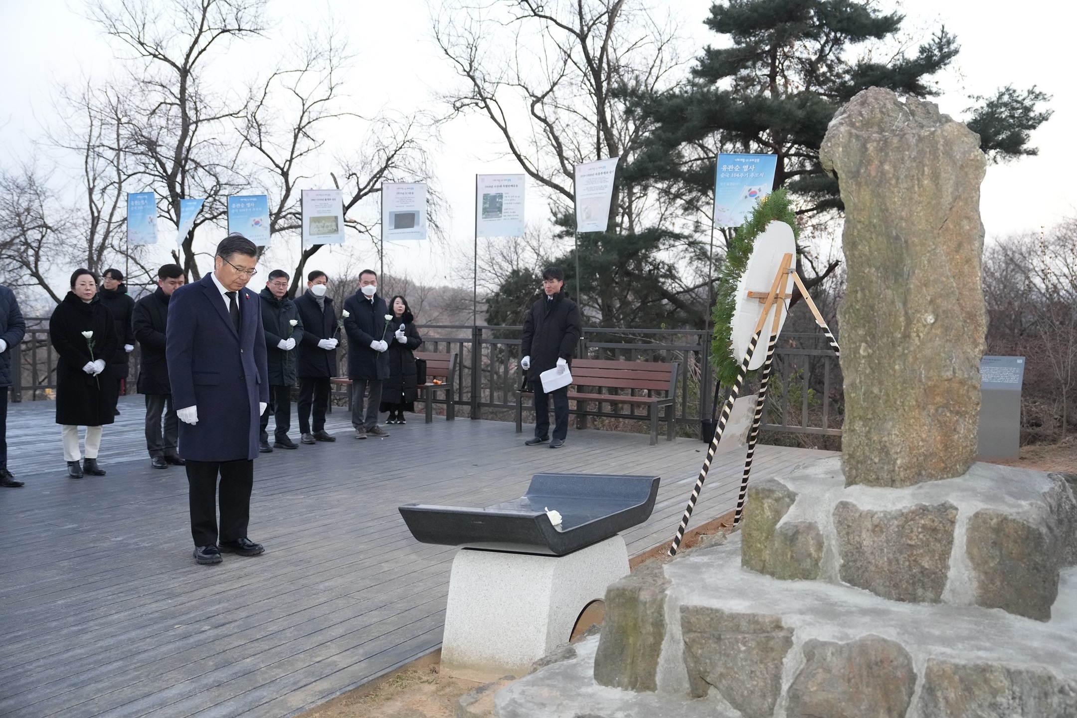 류경기 서울 중랑구청장이 망우역사문화공원에서 참배하고 있다. 중랑구 제공