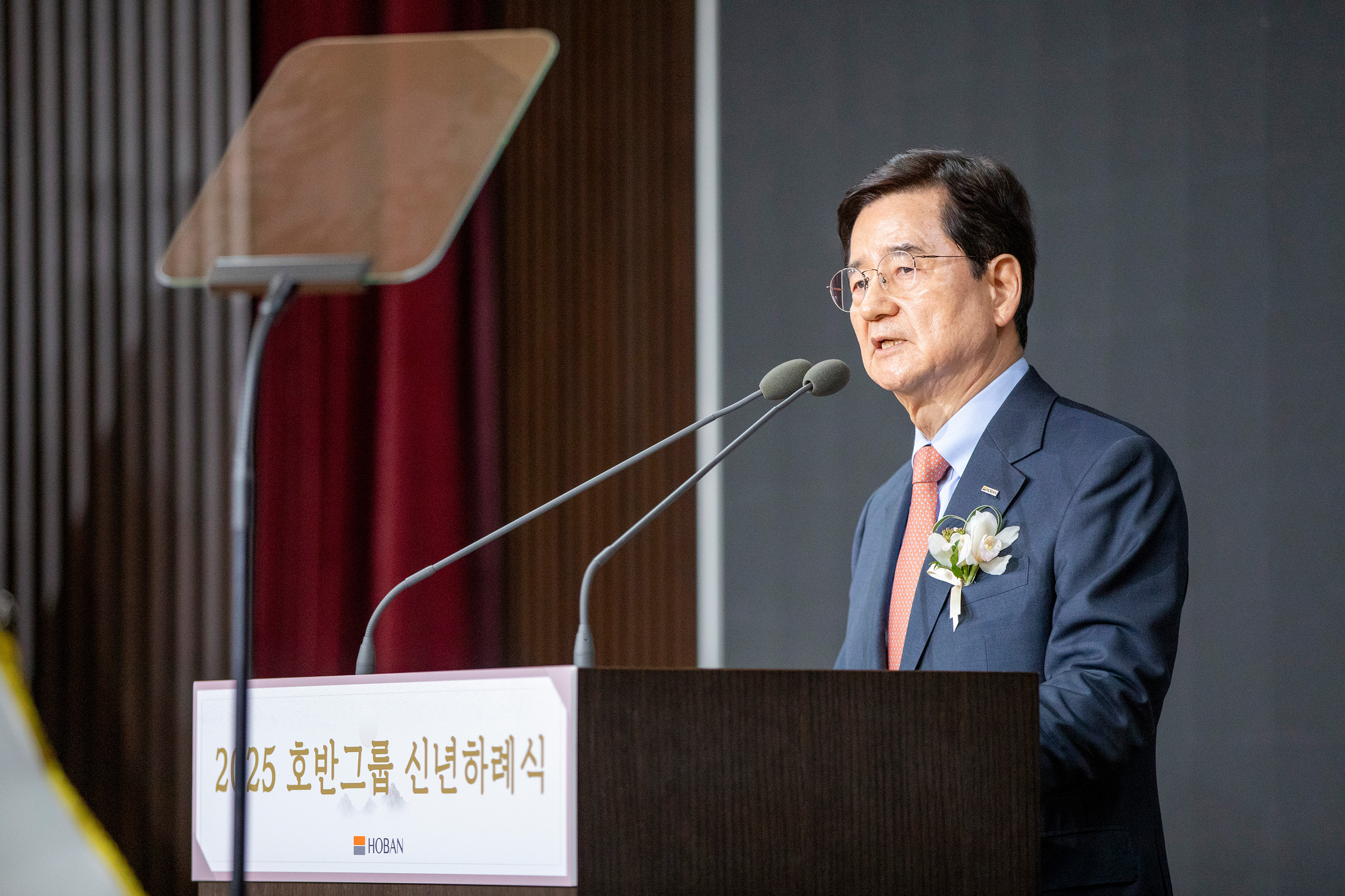 김선규 호반그룹 회장이 2일 서울 서초구 호반파크에서 열린 신년하례식 및 우수협력업체 시상식에서 신년사를 통해 내실 경영의 중요성에 대해 말하고 있다. 호반그룹 제공