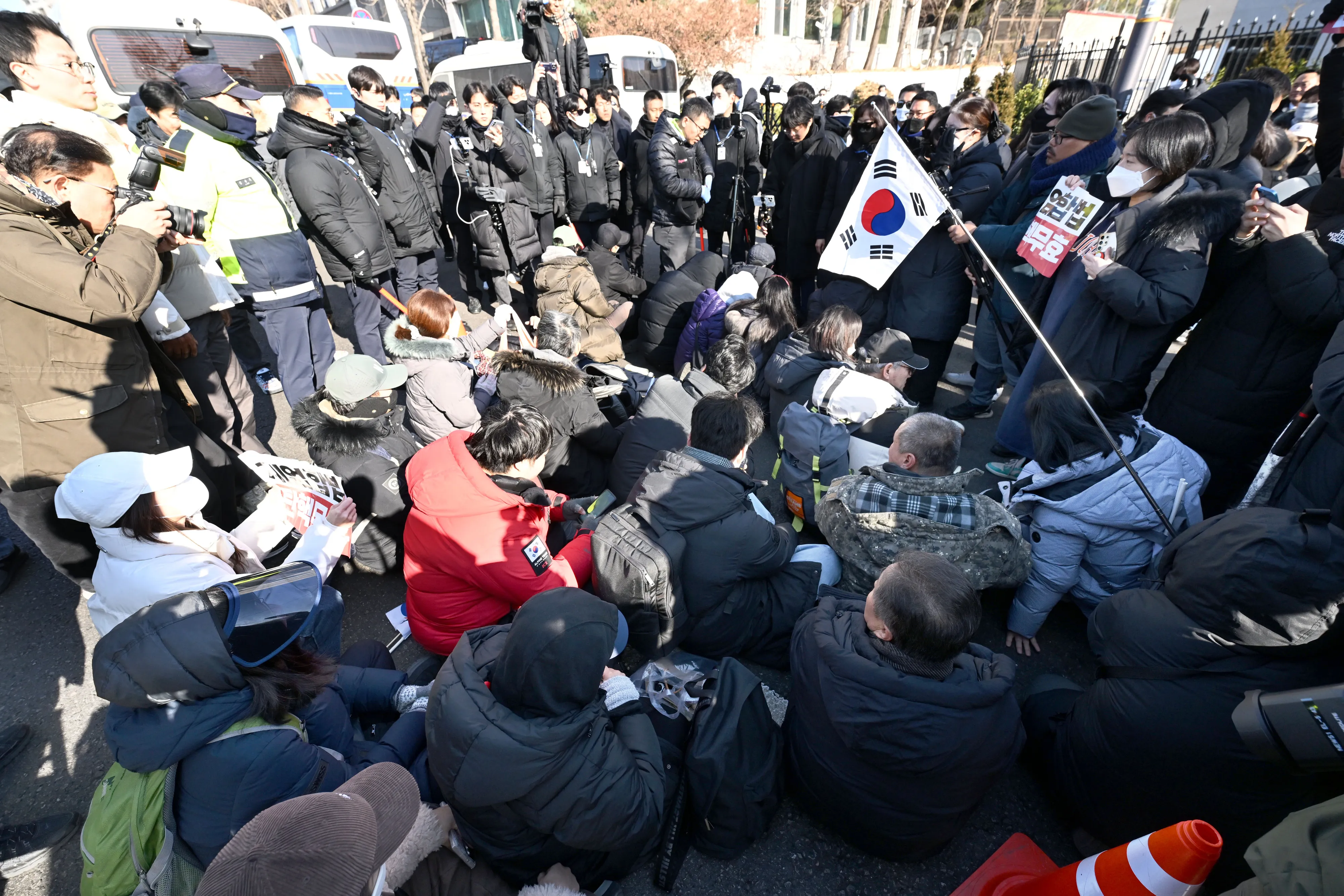 고위공직자범죄수사처가 내란 수괴(우두머리)·직권남용 혐의를 받는 윤석열 대통령의 체포영장을 유효기간인 6일 이전에 집행하겠다고 밝힌 가운데 2일 용산구 한남동 대통령 관저 정문 앞에 지지자들이 모여 있다. 2025.1.2 홍윤기 기자