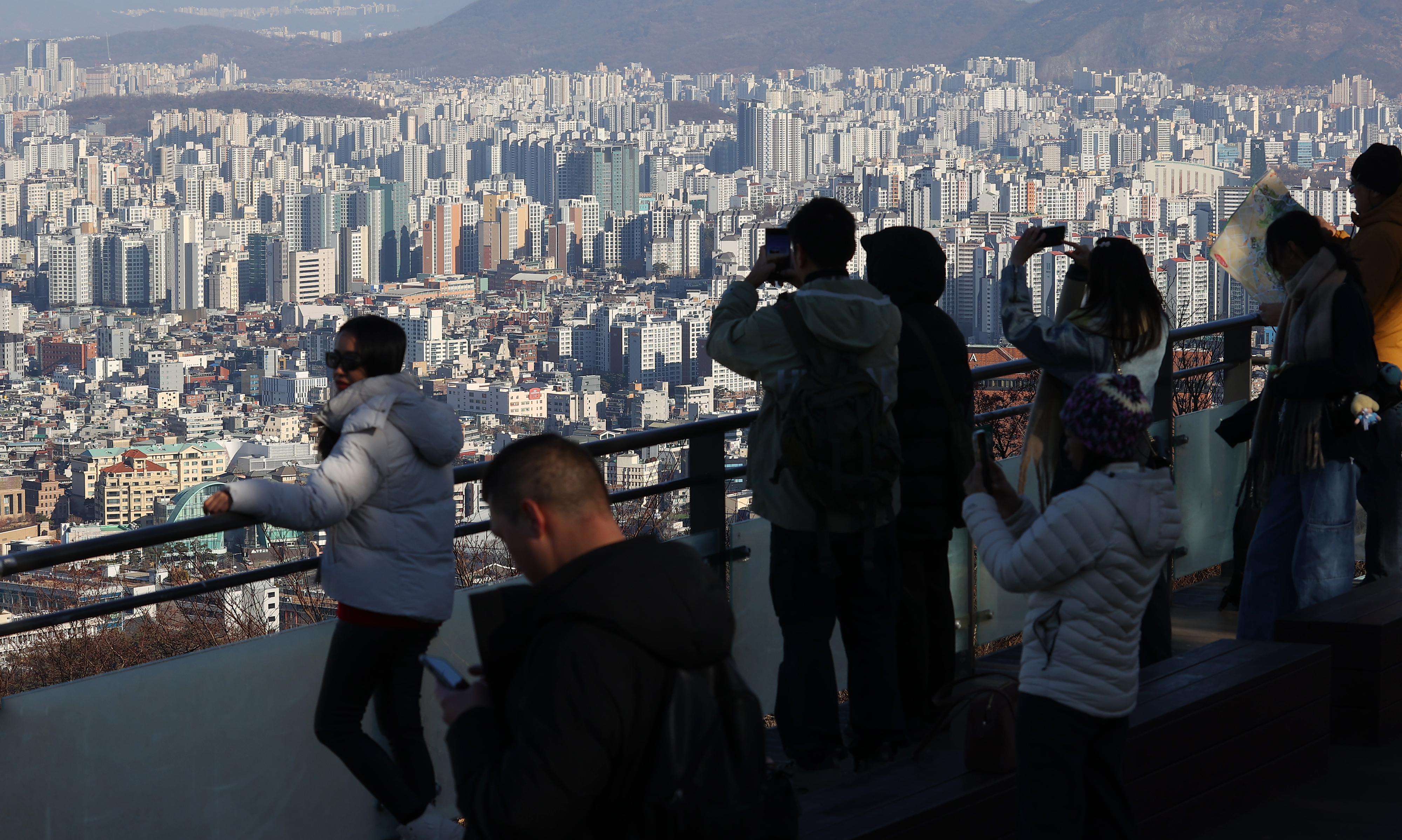 지난달 31일 서울 남산에서 바라본 시내 아파트 단지. 연합뉴스