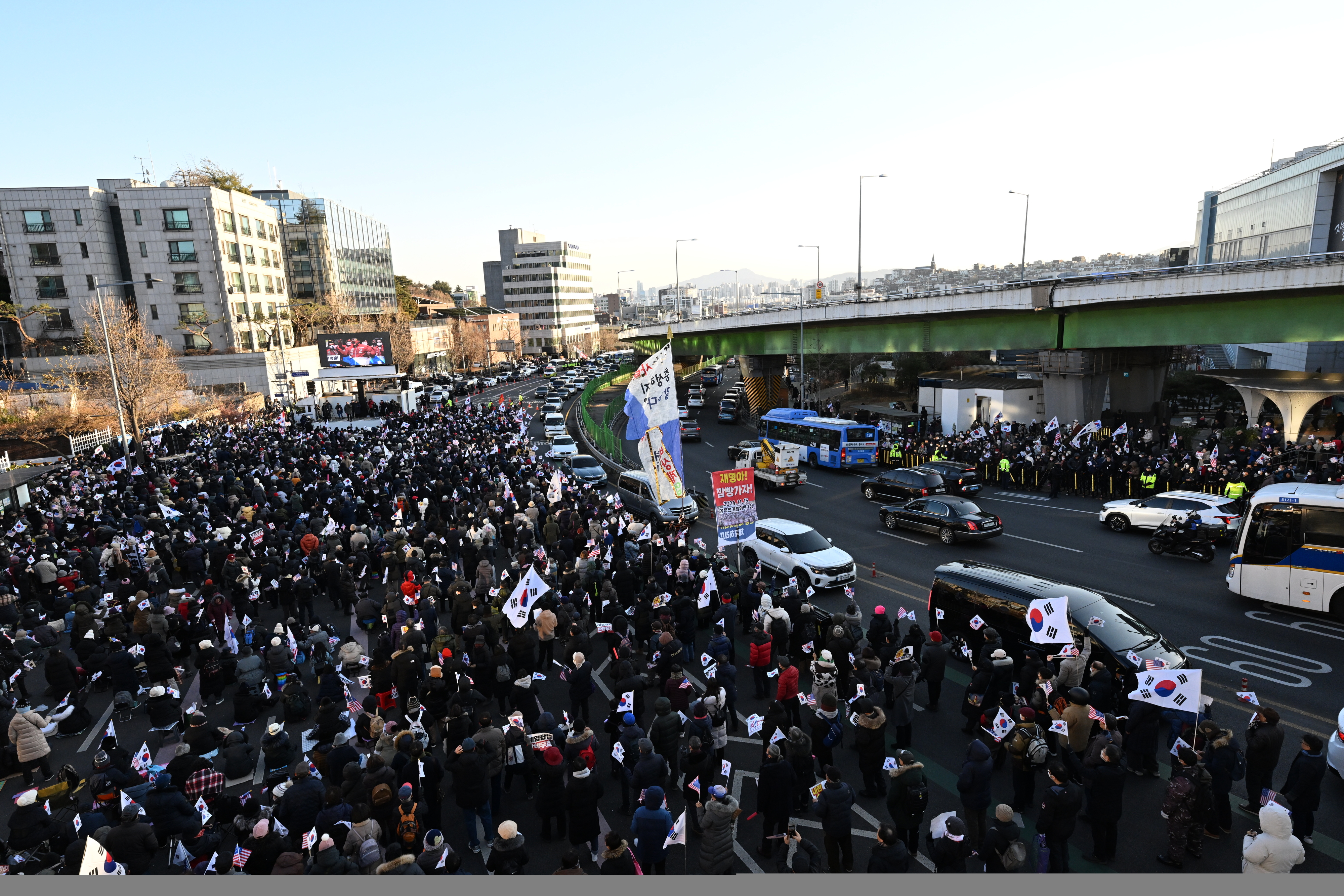 고위공직자범죄수사처가 내란 수괴(우두머리)·직권남용 혐의를 받는 윤석열 대통령의 체포영장을 유효기간인 6일 이전에 집행하겠다고 밝힌 가운데 2일 용산구 한남동 대통령 관저 정문 앞에 지지자들이 모여 있다. 2025.1.2 홍윤기 기자