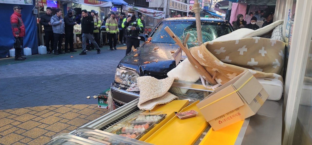 치매 진단을 받은 바 있는 70대 고령 운전자가 낸 돌진 사고로 인해 13명의 사상자가 나온 가운데 치매 환자의 운전면허 관리 체계에 구멍이 뚫렸다는 지적이 나오고 있다. 뉴시스