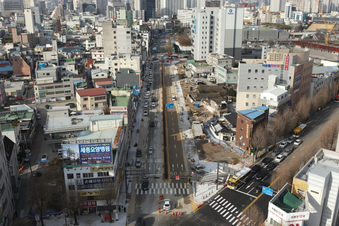 광주 동구 국립아시아문화전당과 전남대병원오거리를 연결하는 ‘광산길’이 기존 일방 2차로에서 왕복 5차로로 확장돼 3일 개통된다. 광주광역시 제공