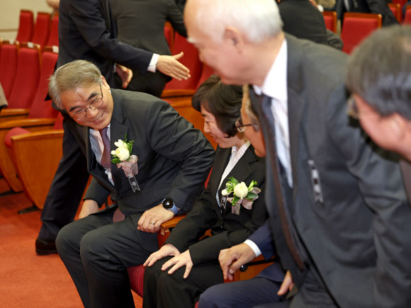 인사 나누는 헌법재판관들