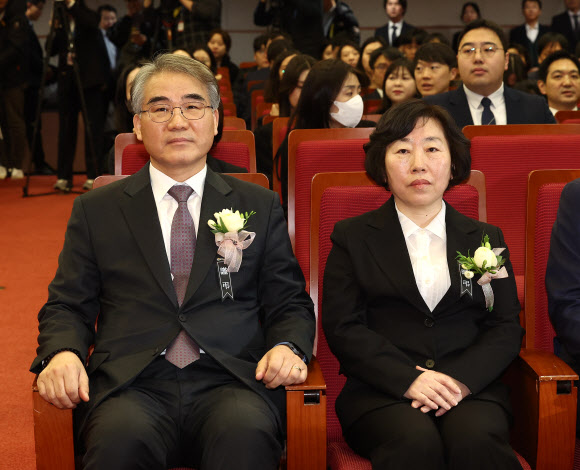 기념촬영 하는 신임 헌법재판관들