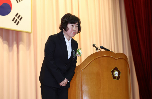 인사하는 정계선 헌법재판관